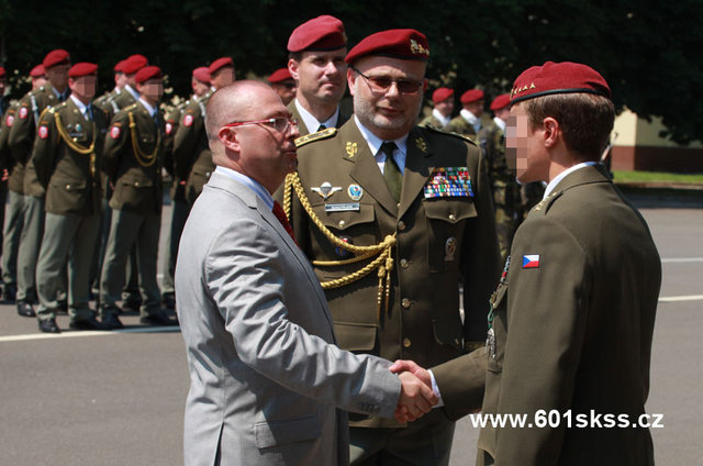 Martin Barták při udílení Záslužného kříže II. stupně