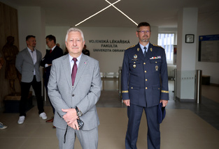 Ministr obrany Jaromír Zůna dnes navštívil Vojenskou lékařskou fakultu v Hradci Králové