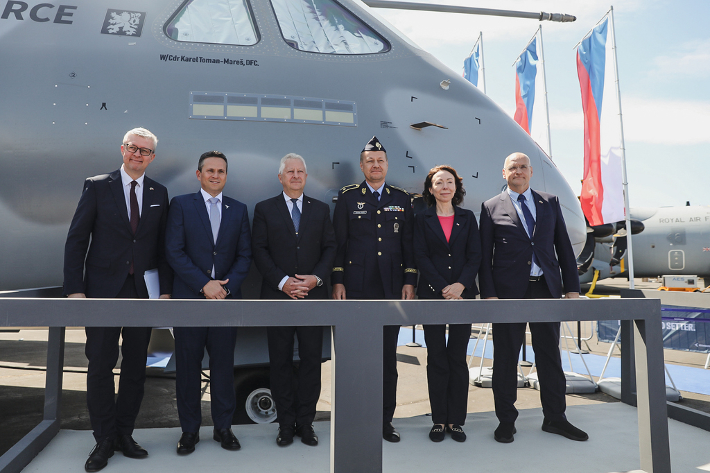 Ministr obrany Jaromír Zůna se zúčastnil mezinárodního aerosalonu Farnborough International Airshow