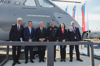Ministr obrany Jaromír Zůna se zúčastnil mezinárodního aerosalonu Farnborough International Airshow