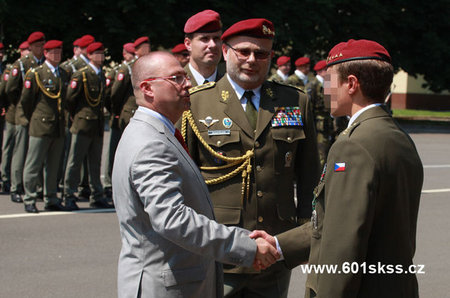 Martin Barták při udílení Záslužného kříže II. stupně