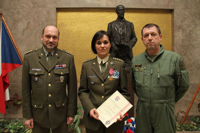 Předávání odznaku Ladě Kovářové v Armádním muzeu Žižkov. Odznak předával ředitel VHÚ Praha plukovník Aleš Knížek; gratulace od generála Jaroslava Kankii.