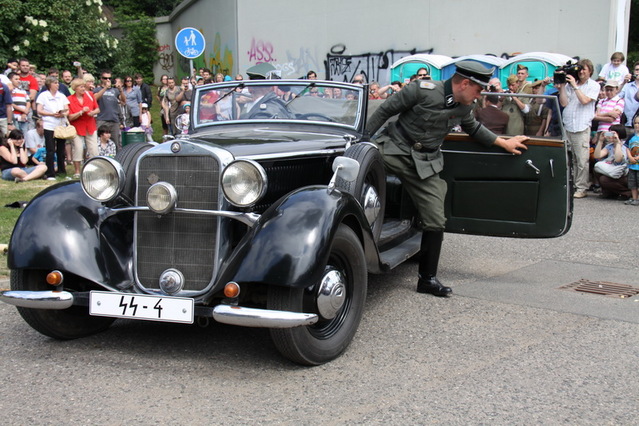 Heydrichův šofér vybíhá z vozu