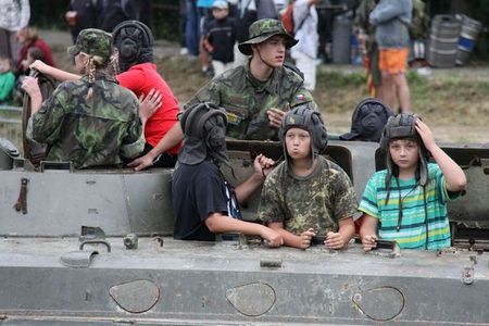 Snímky zachycují dětské návštěvníky Vojenského technického muzea Lešany na letošních i loňských akcích 4