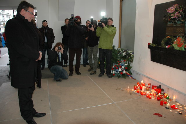 Alexandr Vondra nejprve položil kytici k pamětní desce na Národní třídě