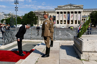 Pietní ceremoniál na Náměstí hrdinů v Budapešti u Památníku tisíciletí