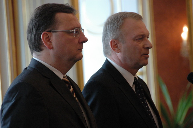 Předseda vlády a odstupující ministr obrany Petr Nečas a nový ministr obrany Vlastimil Picek