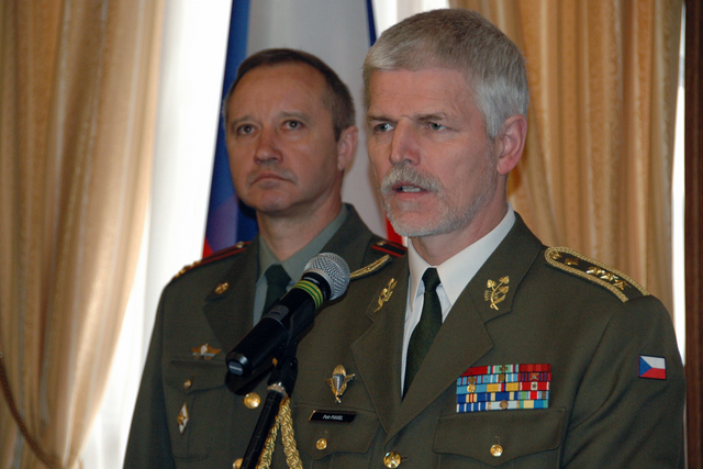 NGŠ AČR generálporučík Petr Pavel děkuje vojákům, kteří zachránili ruské občany