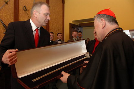 Arcibiskup Duka slaví sedmdesátiny. Od ministra dostal důstojnickou šavli, od vojáků let alkou