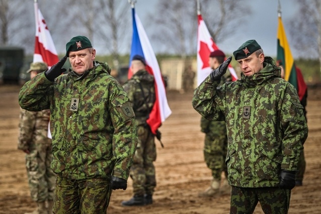 Cvičení zahájil velitel litevských pozemních sil generálmajor Almantas Leika (vlevo)