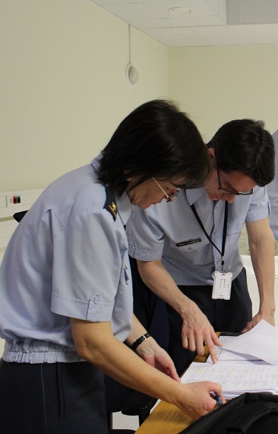  Řídící přípravného týmu při poradě během cvičení