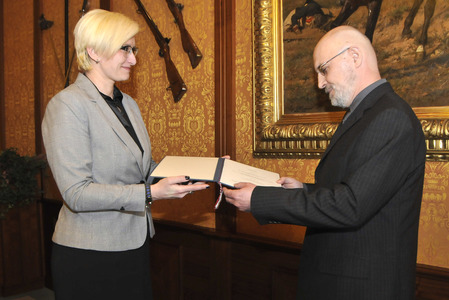 Ministryně obrany Karla Šlechtová předala jmenovací dekret profesorovi Pitschmannovi
