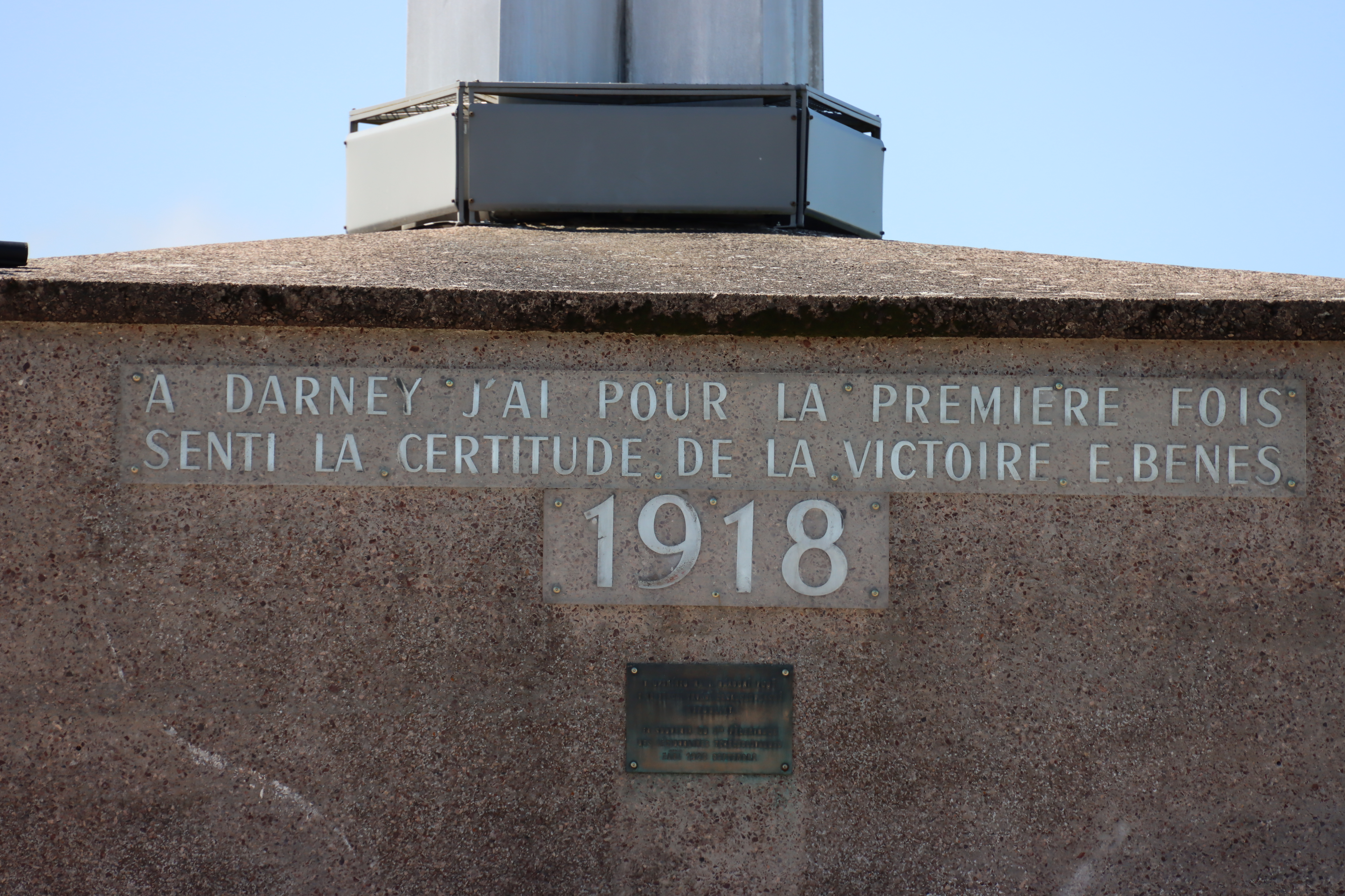 Památník Československa ve francouzském městečku Darney - na tomto místě složilo v červnu 1918 slavnostní vojenskou přísahu na šest tisíc československých legionářů a tehdejší francouzský prezident Raymond Poincaré uznal jako první jménem Francie Československo za suverénní samostatný stát.