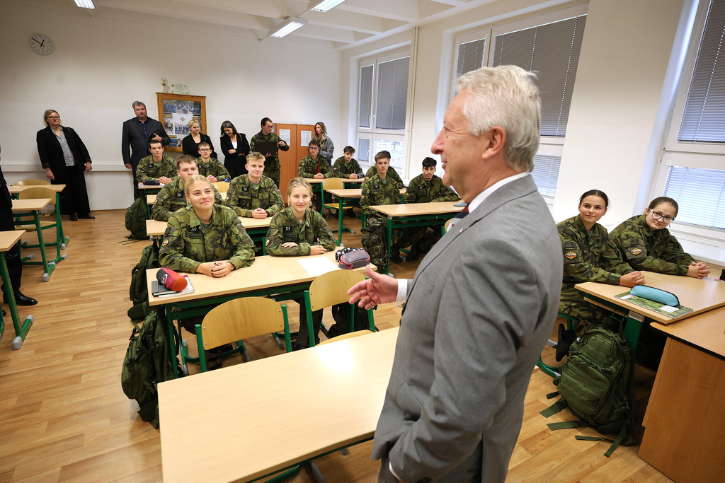 Ministr Jaromír Zůna v sokolovské pobočce VSŠ a VOŠ Moravská Třebová 