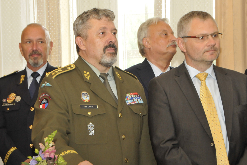 Slavnostního okamžiku předání Ceny Bezpečnostní rady státu na Úřadě vlády ČR přihlížel náčelník Generálního štábu AČR generálporučík Aleš Opata