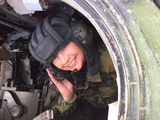 První dáma navštívila přáslavický prapor, vystřelila si i z tanku