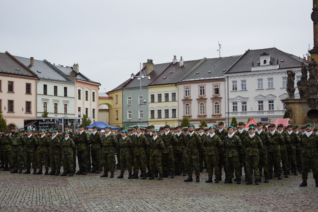 Čety 1. ročníků nastoupené na náměstí v Moravské Třebové