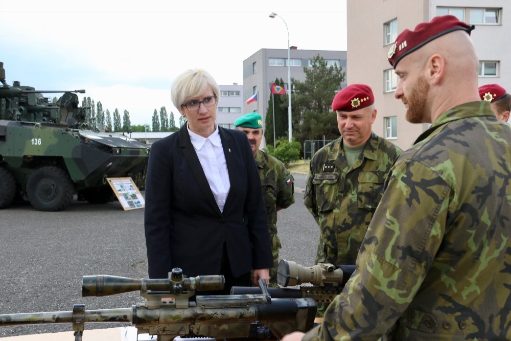 Ministryně obrany si prohlíží zbraně, které 4. brigáda rychlého nasazení používá