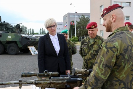 Ministryně obrany si prohlíží zbraně, které 4. brigáda rychlého nasazení používá