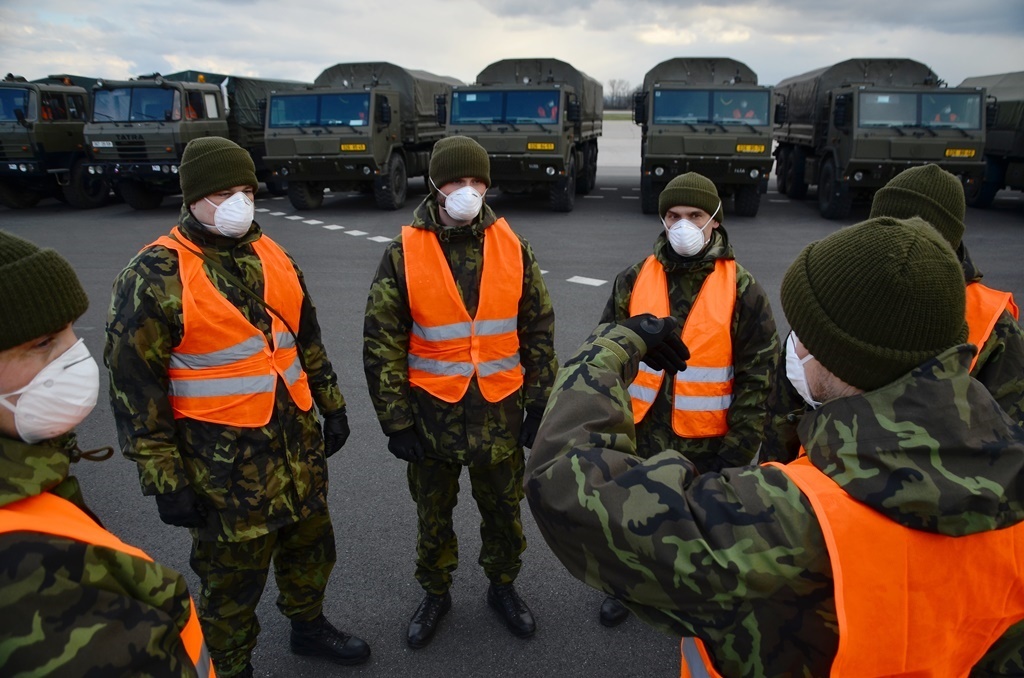  Velitel skupiny vydává pokyny před zahájením nakládky zdravotnického materiálu 