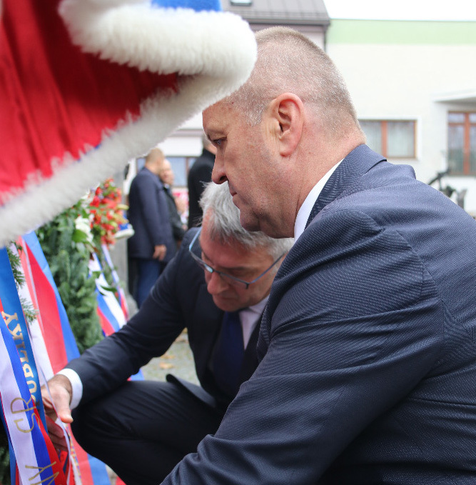 Lubomír Metnar klade věnec společně se slovenským ministrem obrany Peterem Gajdošem