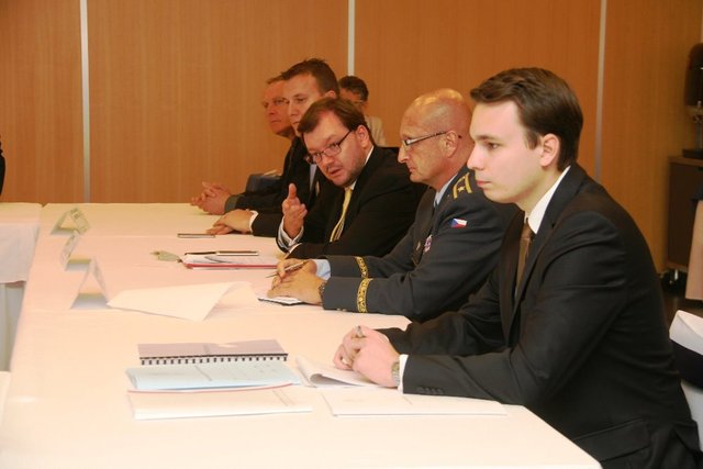 Jednání řídil český politický ředitel Jan Jireš (třetí zprava)