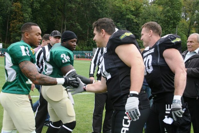 Podání si rukou před zápasem