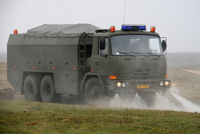  Automobil chemický rozstřikovací ACHR-90 při dekontaminaci zpevněných ploch