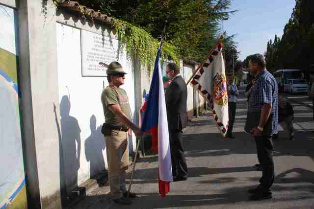  Za touto zdí bylo v kasárnách zastřeleno zblízka patnáct našich legionářů