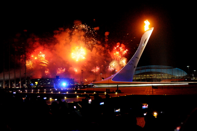  Kolem ohně se rozzářil ohňostroj