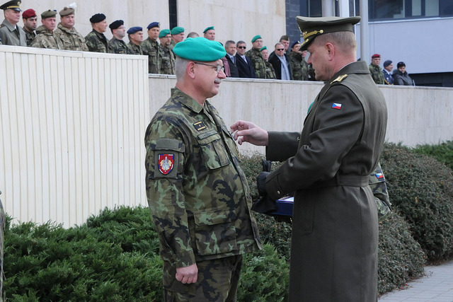 NGŠ AČR genpor. Bečvář dekoruje brig. gen. Kožiaka za účasti celé řady významných hostů