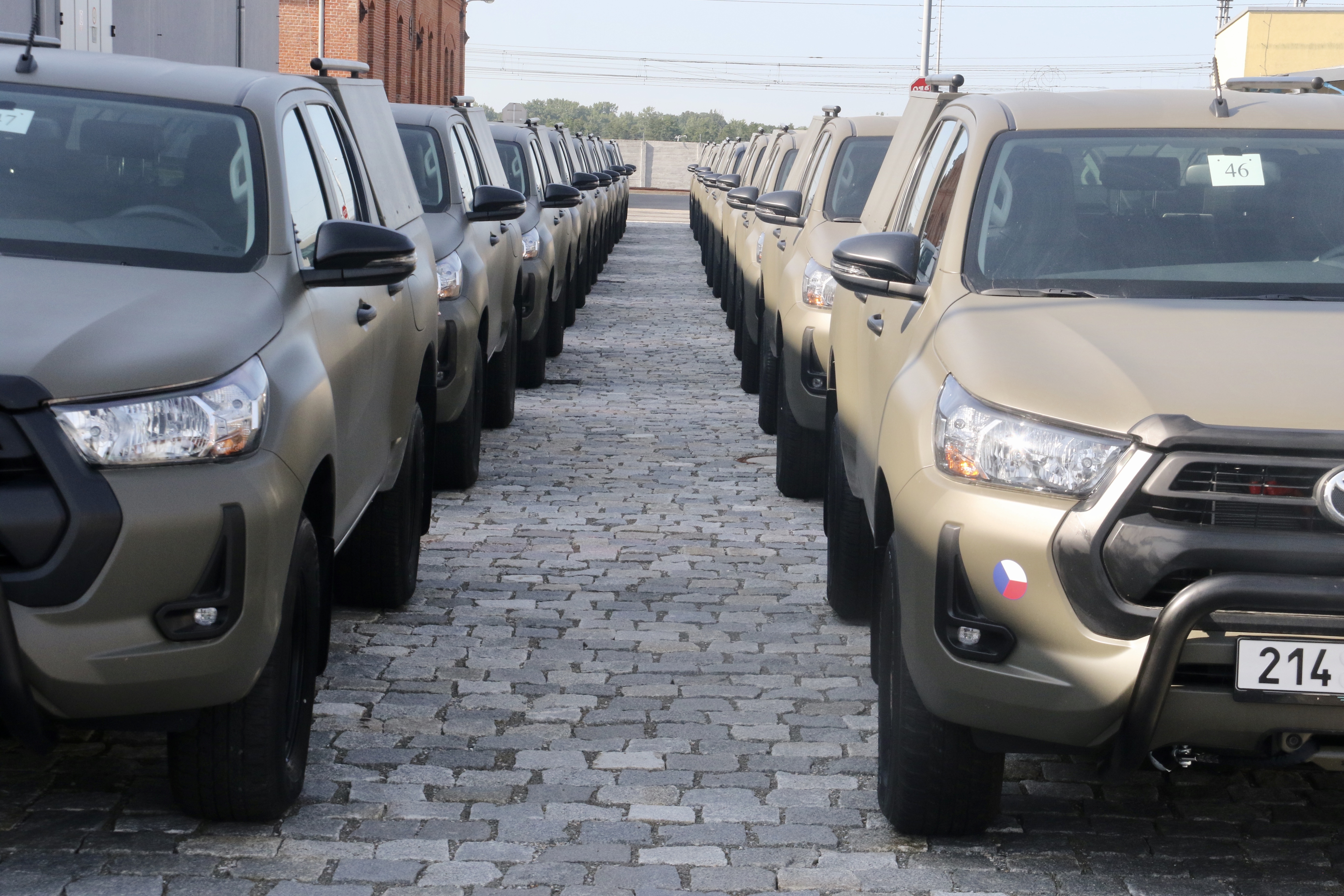 Armáda dnes převzala prvních 65 automobilů