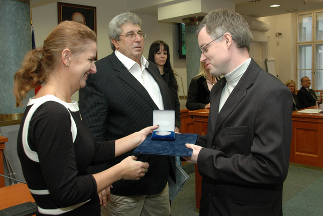 Plaketu za Zdeňku Markovou převzal její syn Tomáš Marek