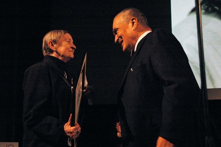 Ministr zahraničí Karel Schwarzenberg předává cenu Haně Krskové-Dvořákové
