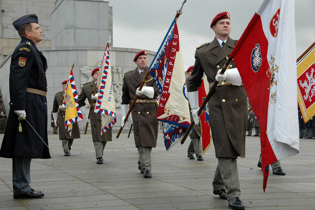 Přinesení historických praporů