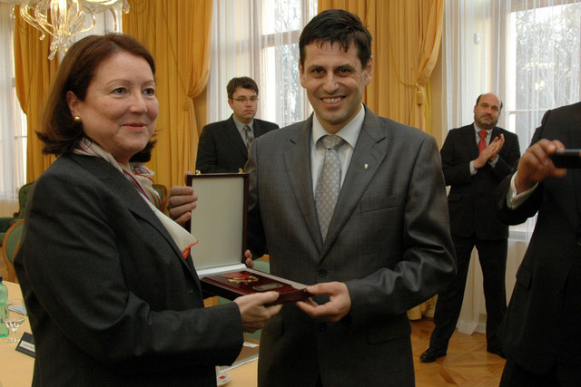 Velvyslankyně Peru v ČR Maria Landaveru Porturas převzala plaketu náměstka ministra obrany