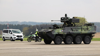 Zabezpečení vedlejší komunikace vojenským policistou na motocyklu