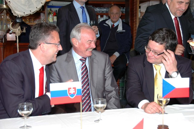 Zleva: slovenský ministr obrany Martin Glváč, 1. místopředseda Senátu Přemysl Sobotka, ministr obrany ČR Alexandr Vondra