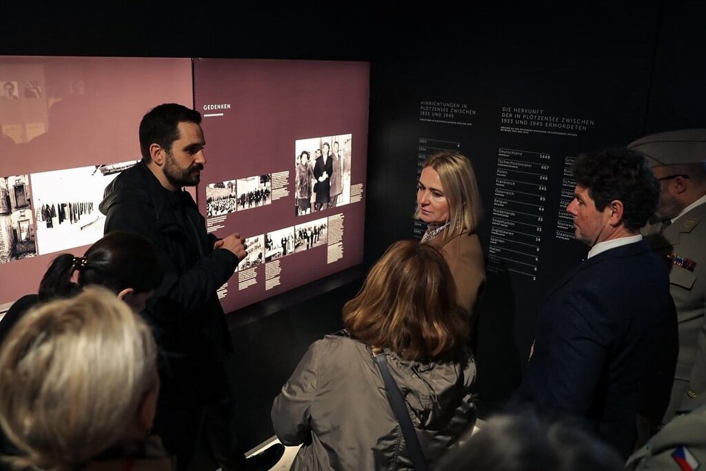 Ministryně obrany uctila památku Čechoslováků v Plötzensee, za války jich zde nacisté popravily stovky