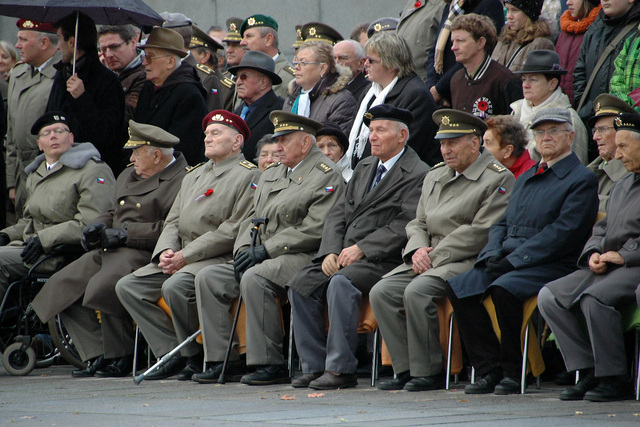 Slavnostnímu nástupu přihlížela řada válečných veteránů - druhoválečných i novodobých