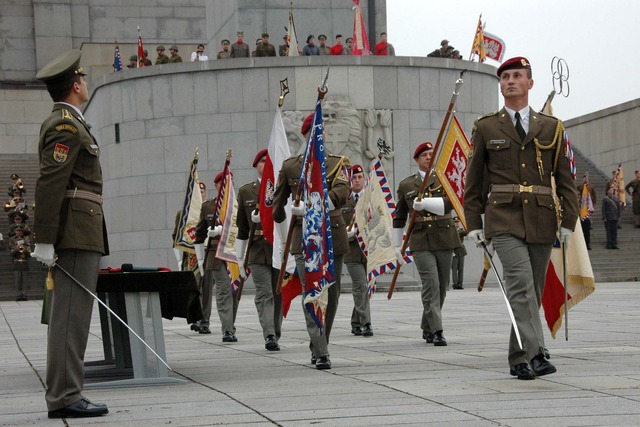 Ceremoniál zahájilo přinesení historických praporů