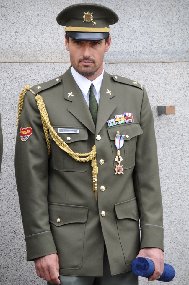 Mjr. Šebrle s odznakem Za zasluhy I. stupně