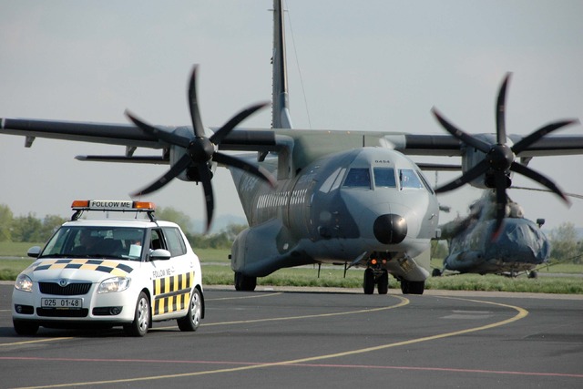 Letoun CASA po přistání na kbelském letišti