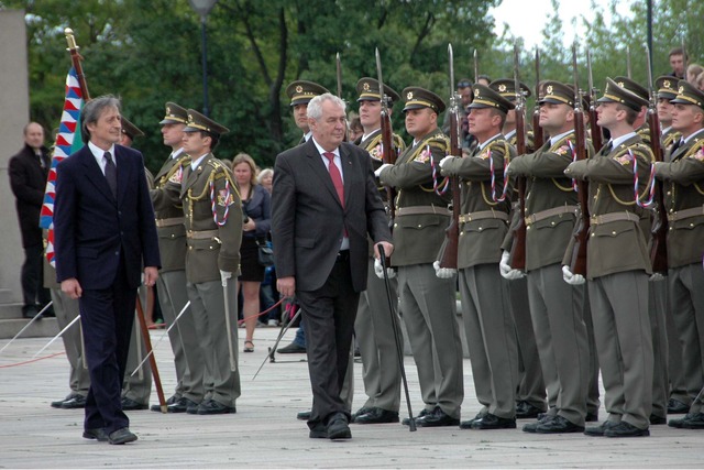 Prezident Miloš Zeman v doprovodu ministra obrany Martina Stropnického provedl přehlídku nastoupených jednotek
