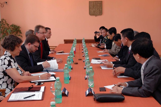 Z přijetí náměstka ministra národní obrany Vietnamu na Ministerstvu obrany ČR 4