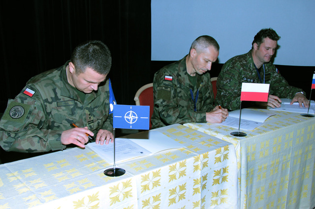  Velitel NATO MNMPBAT a zástupci Polska a Slovenska podepisují předání odpovědnosti