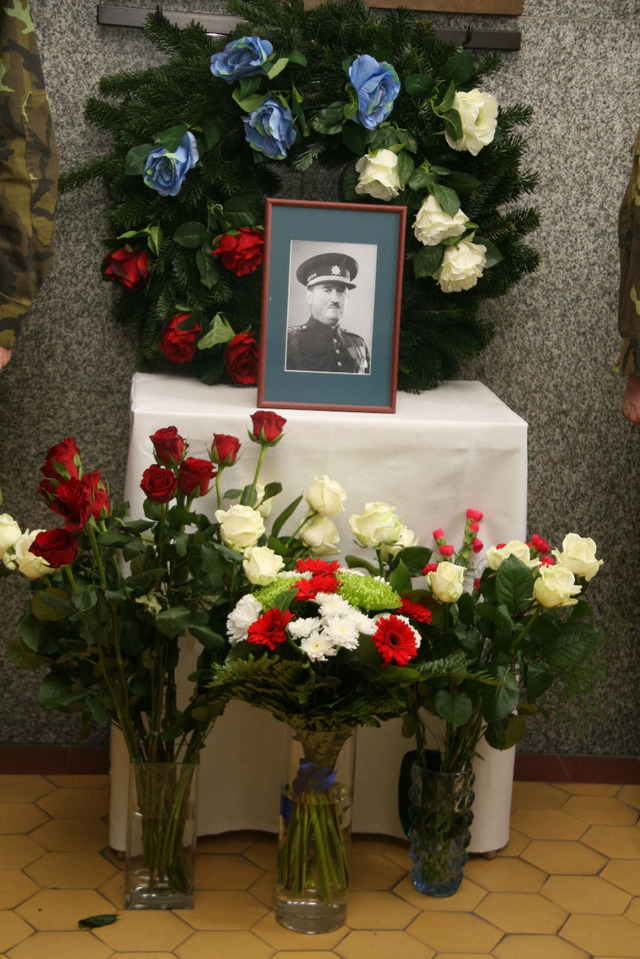  Většina hostů uctila památku generála Churavého květinami