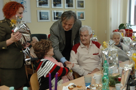 Ministr obrany navštívil válečné veterány v pražské ÚVN