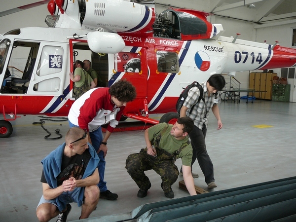 Na hangáru vrtulníkářů