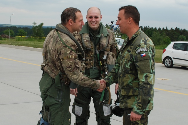 Major Michal Voltr, koordinátor cvičení, se vítá s piloty letounu GR 4 Tornado